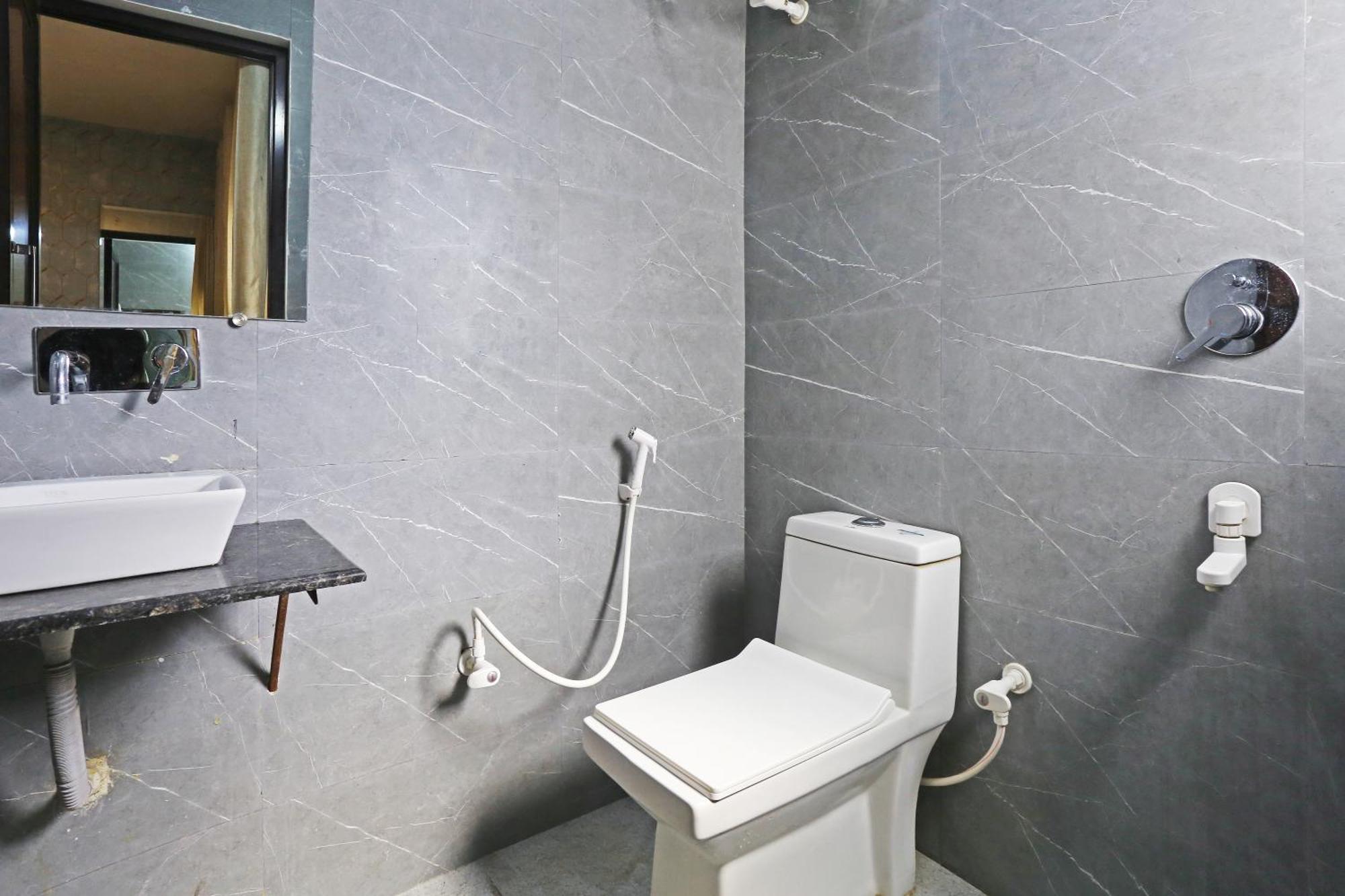 Vista Ambiance A Family Near Igi Airport Delhi Hotel 4*